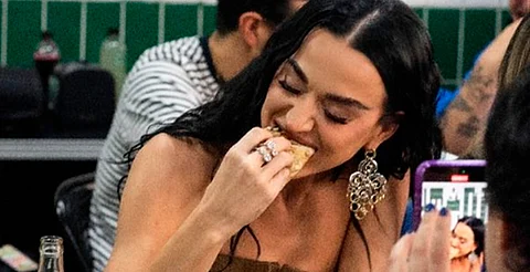 Katy Perry se echa unos tacos en CDMX tras momento bochornoso en VLA