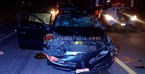 Familia resulta herida de gravedad tras atropellar vaca en autopista Siglo XXI