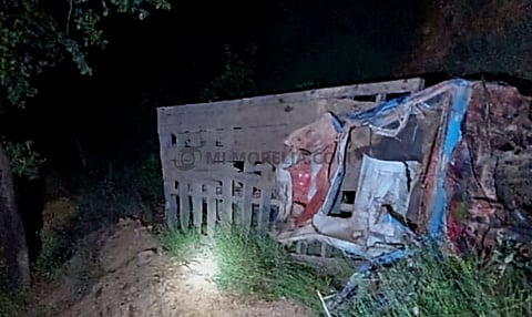 Michoacán: chofer joven de Pátzcuaro muere tras desbarrancarse camión de carga