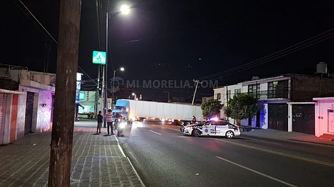 Trailer choca contra poste de luz y ocasiona caos vial en Morelia