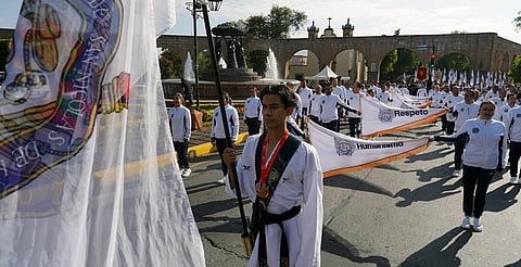 UMSNH muestra la grandeza de su talento deportivo en desfile por el 114 aniversario de la Revolución Mexicana