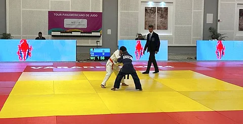 Niños michoacanos conviven con la judoka mexicana Prisca Awiti