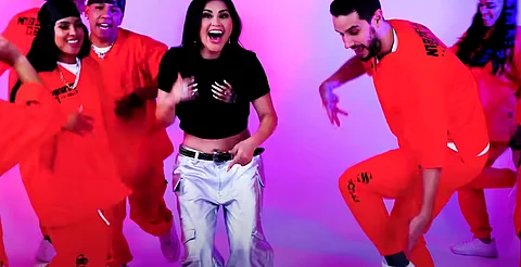 Gomita estrena canción, lanza indirectas a Las Chicas Superponedoras