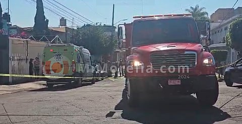 Se registra fuerte incendio en inmueble de la colonia Manantiales de Morelia; hay una persona sin vida