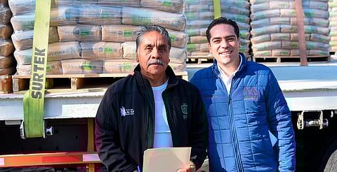 SCOP entrega 36 toneladas de cemento a Zacán para obras por cooperación