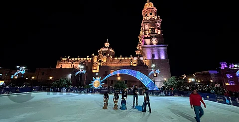 Inauguran pista de hielo gratuita e iluminan el Centro de Morelia