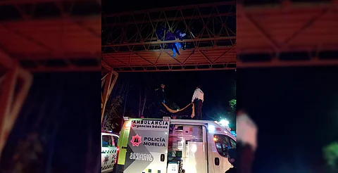 Policía Morelia salva a mujer de aventarse de puente peatonal sobre la Madero
