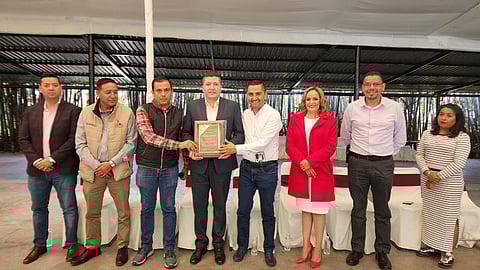 Vicente Gómez recibe reconocimiento de la asociación civil “Ateneo Michoacán”