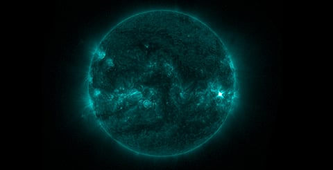 Sol emite fuerte llamarada y es captada en imagen