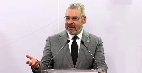 Falso, que cuatro alcaldes no atiendan desde sus municipios por inseguridad: Bedolla