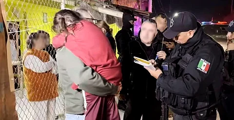 Roban auto con niña dentro; ladrones la abandonan en la calle durante la madrugada