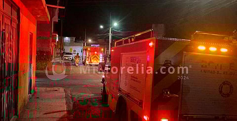 Arde árbol en domicilio de la colonia Villas del Real, Morelia
