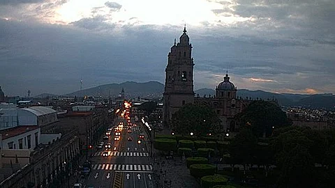 Domingo con cielo medio nublado en la capital michoacana