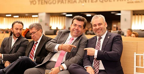 Asiste Bedolla a toma de protesta del gobernador de Puebla