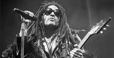 Lenny Kravitz presume foto en un puesto de tortas en CDMX