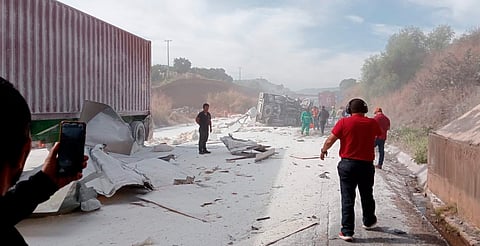 Vuelca camión cargado de harina en la Siglo XXI y cierran circulación