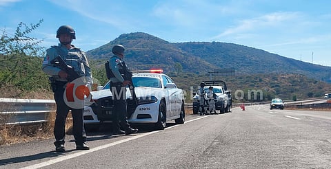 Hallan a hombre ejecutado a la orilla de la carretera Morelia-Salamanca