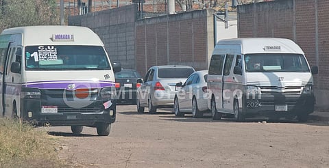 Hombre muere cuando reparaba una combi ruta morada que le cayó encima, en Morelia