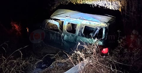 Camioneta se convierte en chatarra tras volcarse en Tierra Caliente