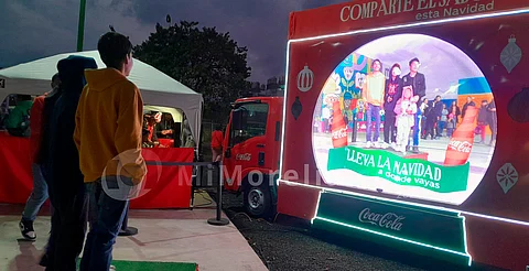 Magia navideña llega con "Camión de la felicidad" de Coca-Cola a Villas del Pedregal, en Morelia