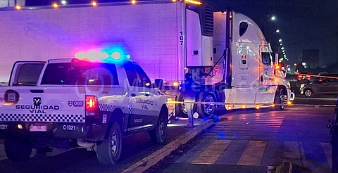 Motociclistas chocan contra tráiler en el Boulevard Industrial; hay un muerto y dos heridos