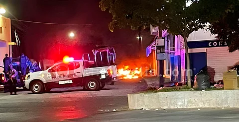 Michoacán: niños “jugando” con pirotecnia provocan incendio de camioneta