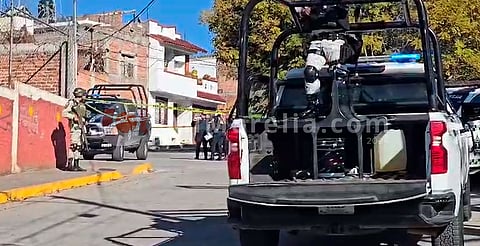 Encuentran dos estrangulados en la vía pública al poniente de Morelia, los responsables dejaron un mensaje