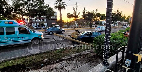 Automovilista choca contra poste y lo derriba, afuera de Plaza Andador Morelia