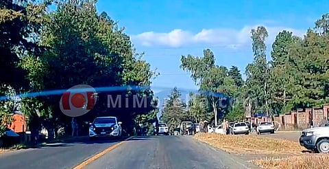 Comuneros desarman a policías en Capacuaro, tras persecución de camioneta maderera