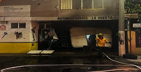 Se incendia negocio de llantas en Morelia