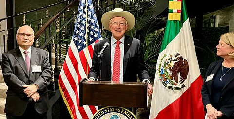 Ken Salazar da su última conferencia como embajador en México