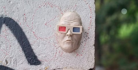 “Sticker”: el artista urbano que convirtió su caída en arte