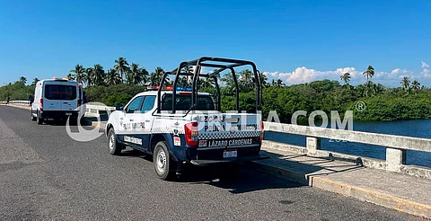 Localizan cadáver baleado flotando en estero de Lázaro Cárdenas