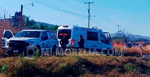 Hallan dos cuerpos atados de pies y manos cerca de la Morelia-Salamanca