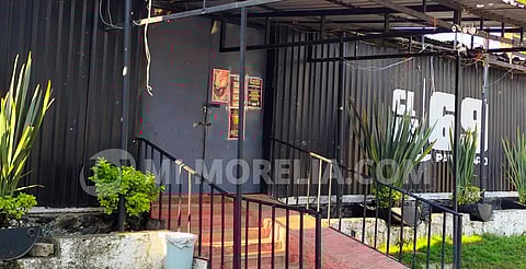 Sujetos irrumpen en club nocturno de Pátzcuaro, roban a clientes y rafaguean el establecimiento