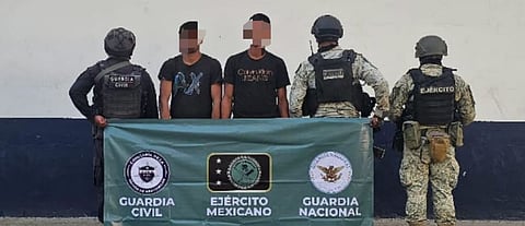 En Apatzingán detienen a 3 hombres, aseguran 7 fusiles y más de 2 mil cartuchos