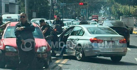 Chocan dos vehículos en la Ventura Puente de Morelia