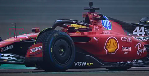 ¡El primero! Hamilton protagoniza su primer choque con su Ferrari