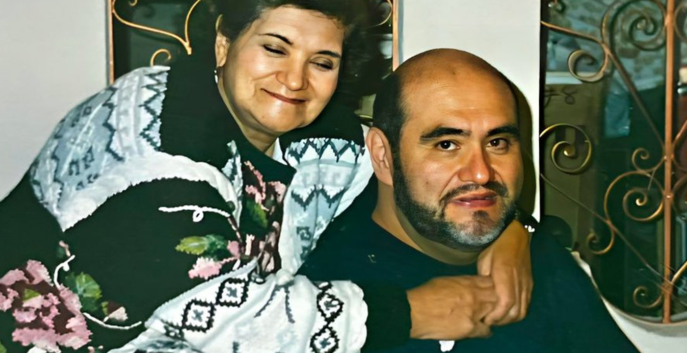 Edgar Vivar se viste de luto por la muerte de su señora madre