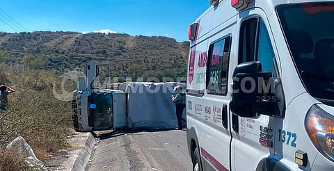 Camión de carga sufre volcadura en la Morelia-Salamanca