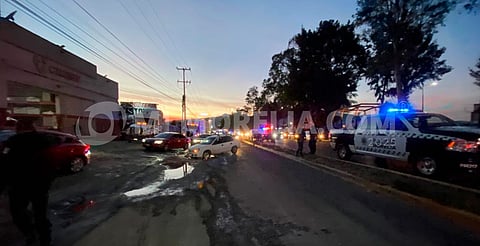 Motociclista cae en bache y queda malherido sobre el libramiento de Morelia