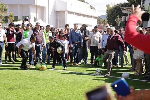 Bedolla inaugura cancha de fútbol en Uruapan