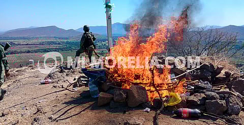 Fuerzas del orden repelen ataque armado y desmantelan narcocampamento en Tierra Caliente