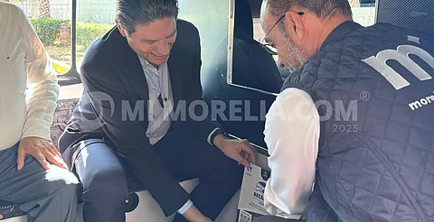 Pegan carteles en combis de Morelia para difundir programa de becas 2025