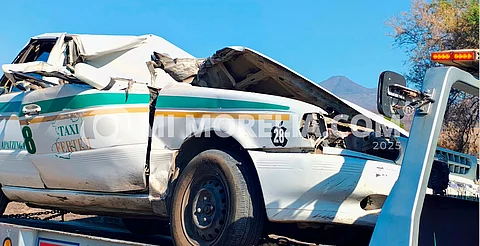 Taxista se salva de aparatoso accidente en la carretera Apatzingán – Buenavista