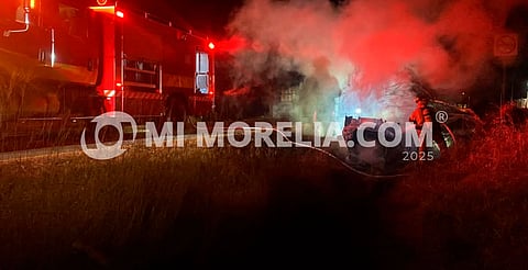 Vehículo se vuelca e incendia en la Morelia-Pátzcuaro