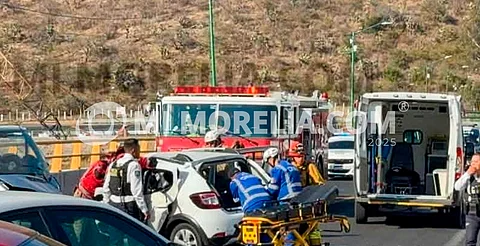 Se registra encontronazo entre 2 vehículos en el Ramal Camelinas; hay 4 heridos