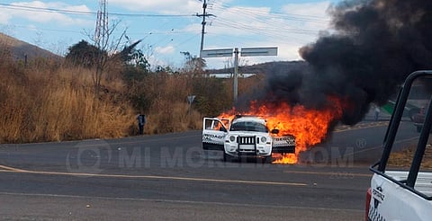 Queman patrulla y bloquean carreteras en exigencia de aparición de dos comuneros en Los Reyes, Michoacán