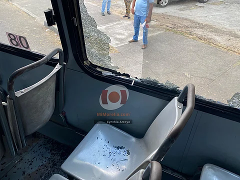 Hombre con marro rompe ventana de transporte público, dos pasajeras lesionadas