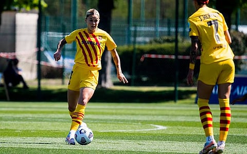 Jugadora Mapi León toca partes íntimas a Daniela Caracas